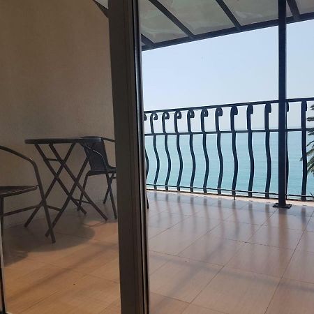 Lazurniy Bereg Hotel Gagra Exterior foto