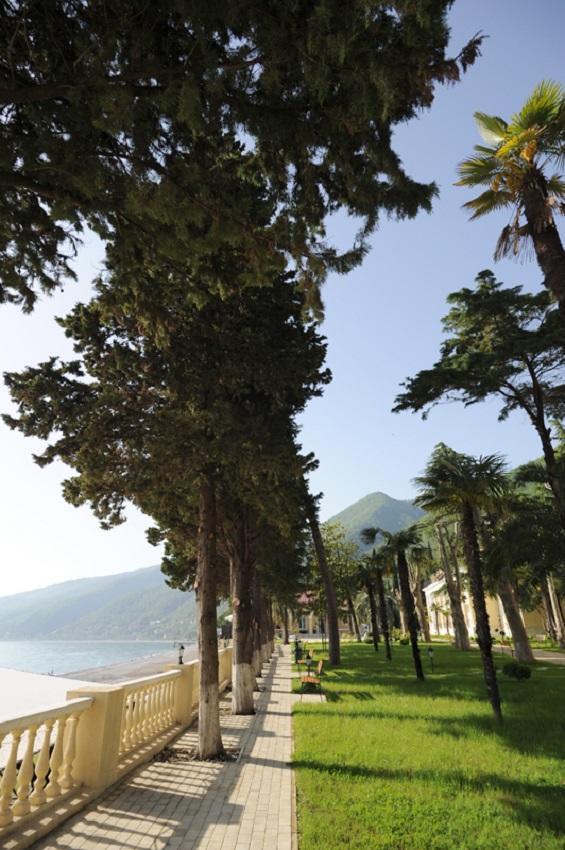Lazurniy Bereg Hotel Gagra Exterior foto