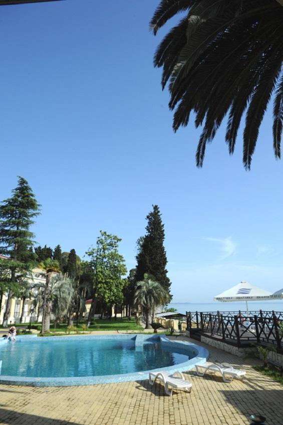Lazurniy Bereg Hotel Gagra Exterior foto