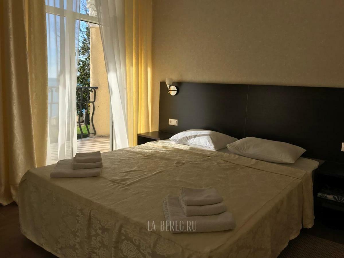 Lazurniy Bereg Hotel Gagra Exterior foto