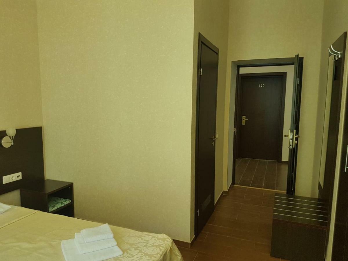 Lazurniy Bereg Hotel Gagra Exterior foto