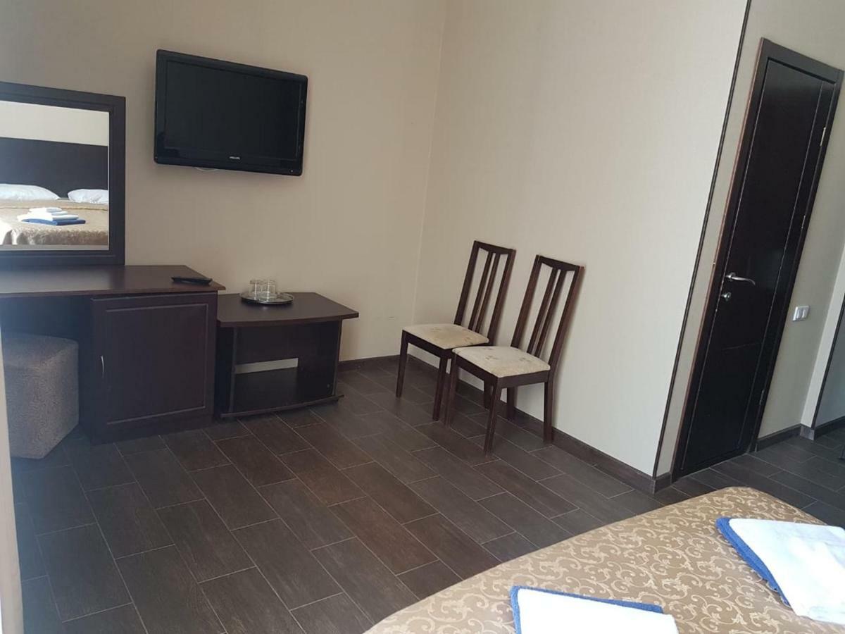 Lazurniy Bereg Hotel Gagra Exterior foto
