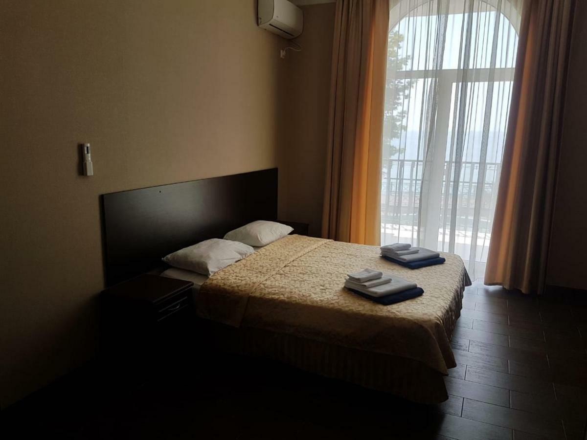 Lazurniy Bereg Hotel Gagra Exterior foto
