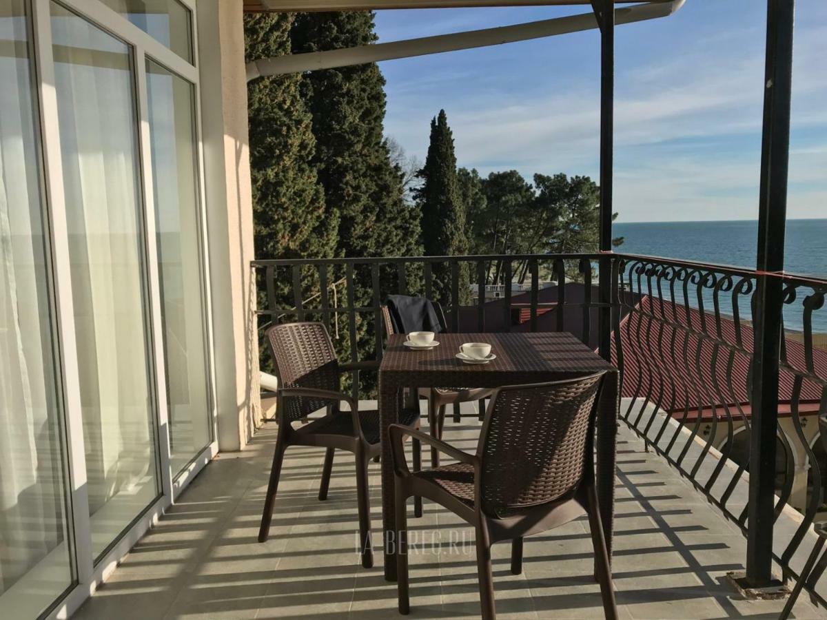 Lazurniy Bereg Hotel Gagra Exterior foto
